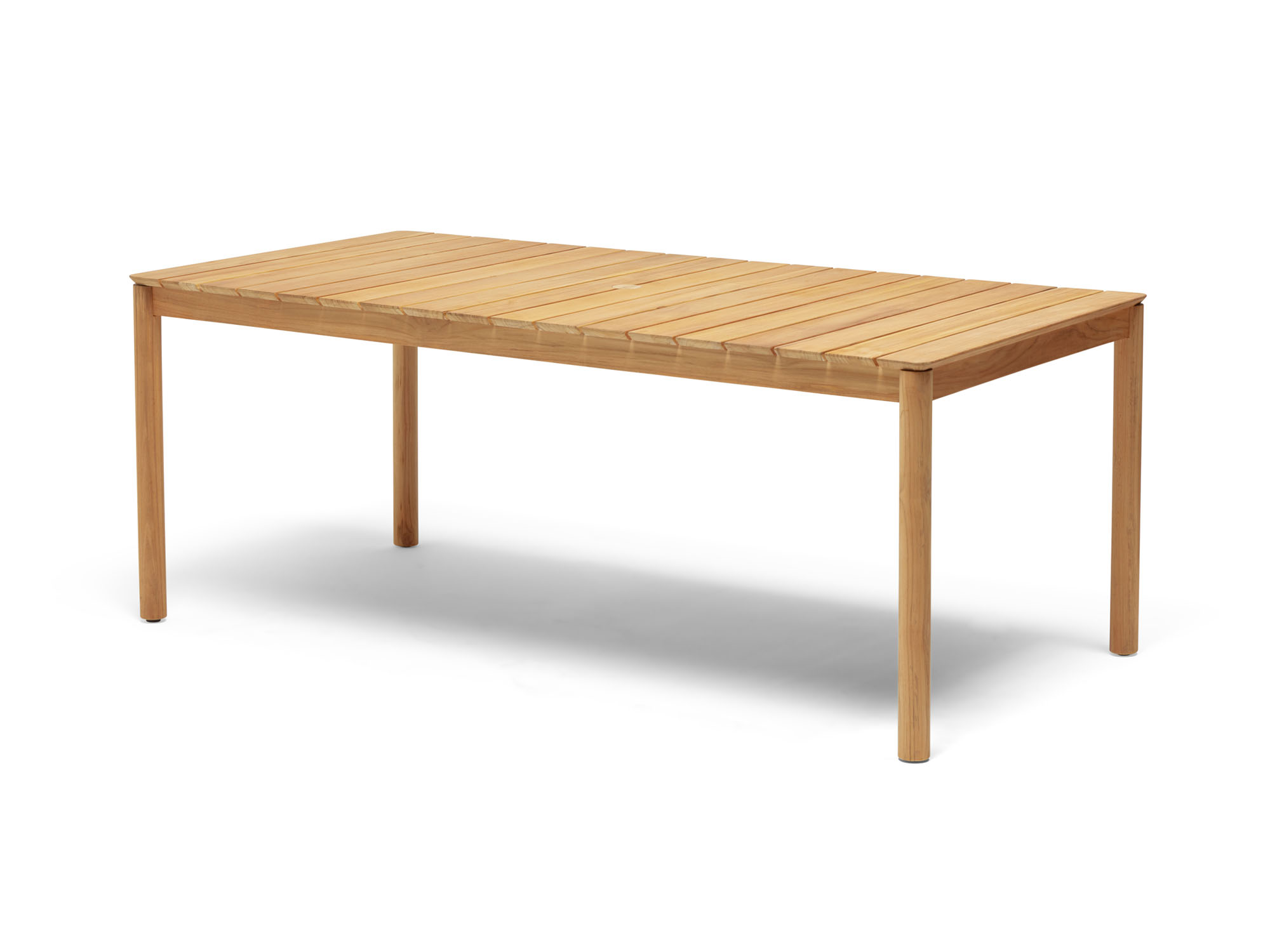Vue d'angle avant d'une table à manger extérieure rectangulaire en bois